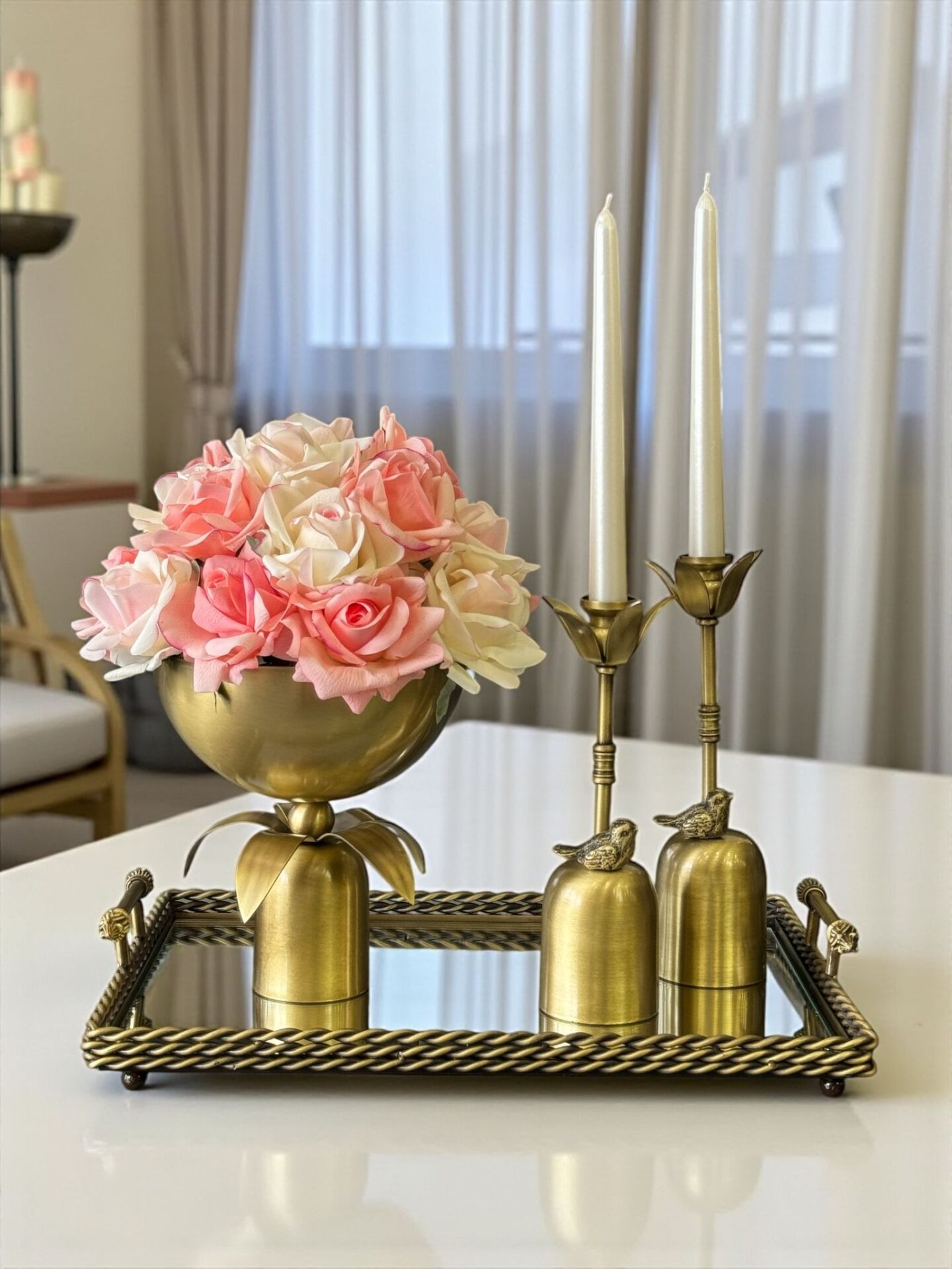 Kulplu Dikdörtgen Tepsi, Palm Saksı Gül Aranjmanı & 2'li Kuşlu Mumluk + Mum 3 Parça Set – Eskitme