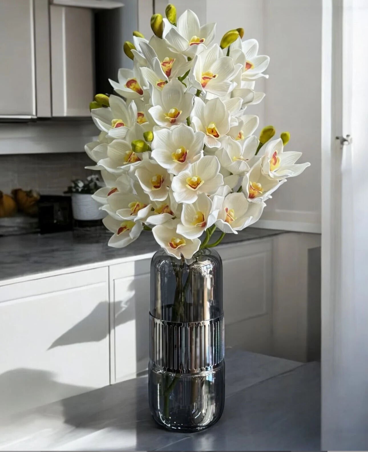 Cam Vazo Büyük Singapur Orkide Aranjmanı 5'li Füme