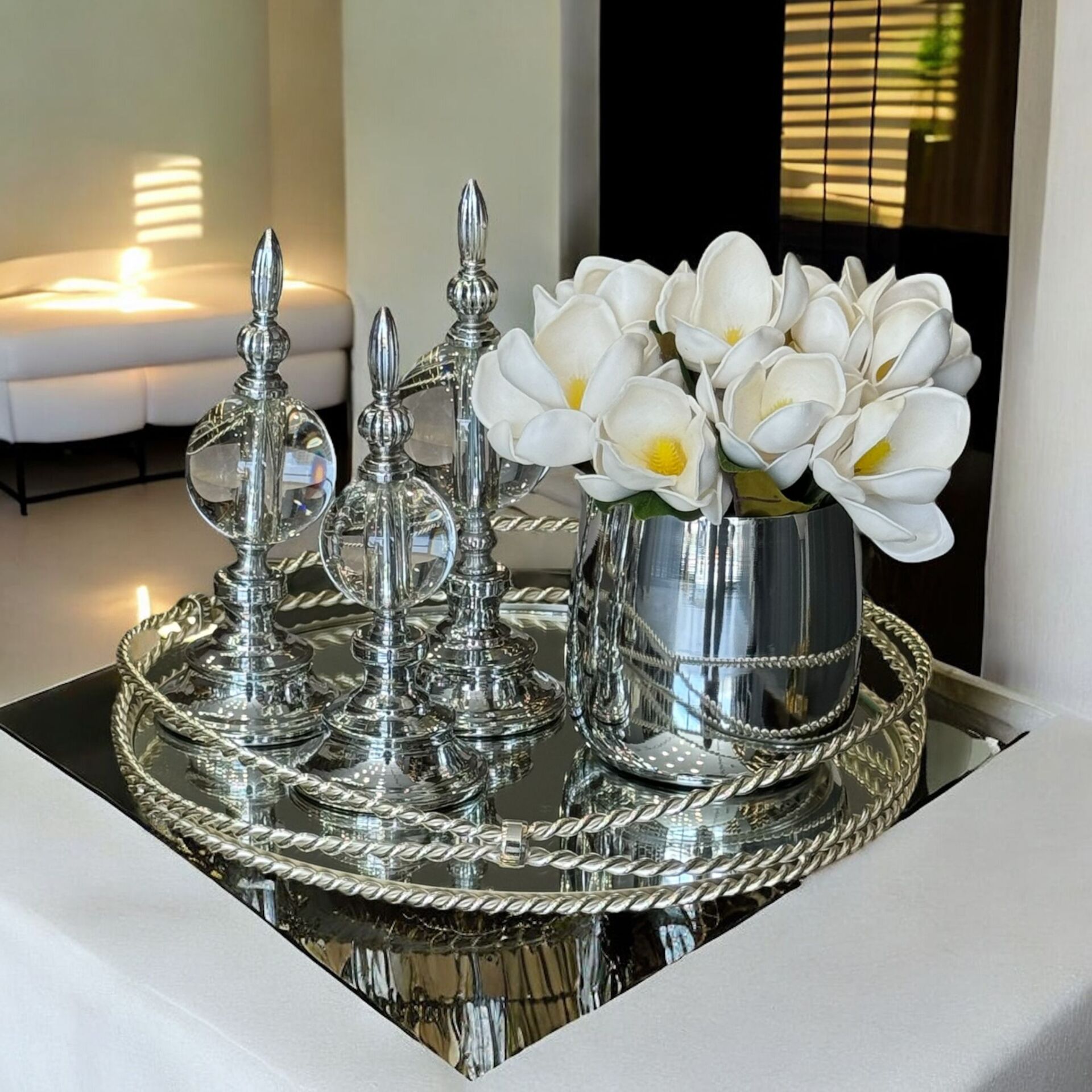 Zincir Tepsi & 3'lü Alem Düz Top Sade & Cezve Manolya Aranjmanı 5 Parça Set Gümüş