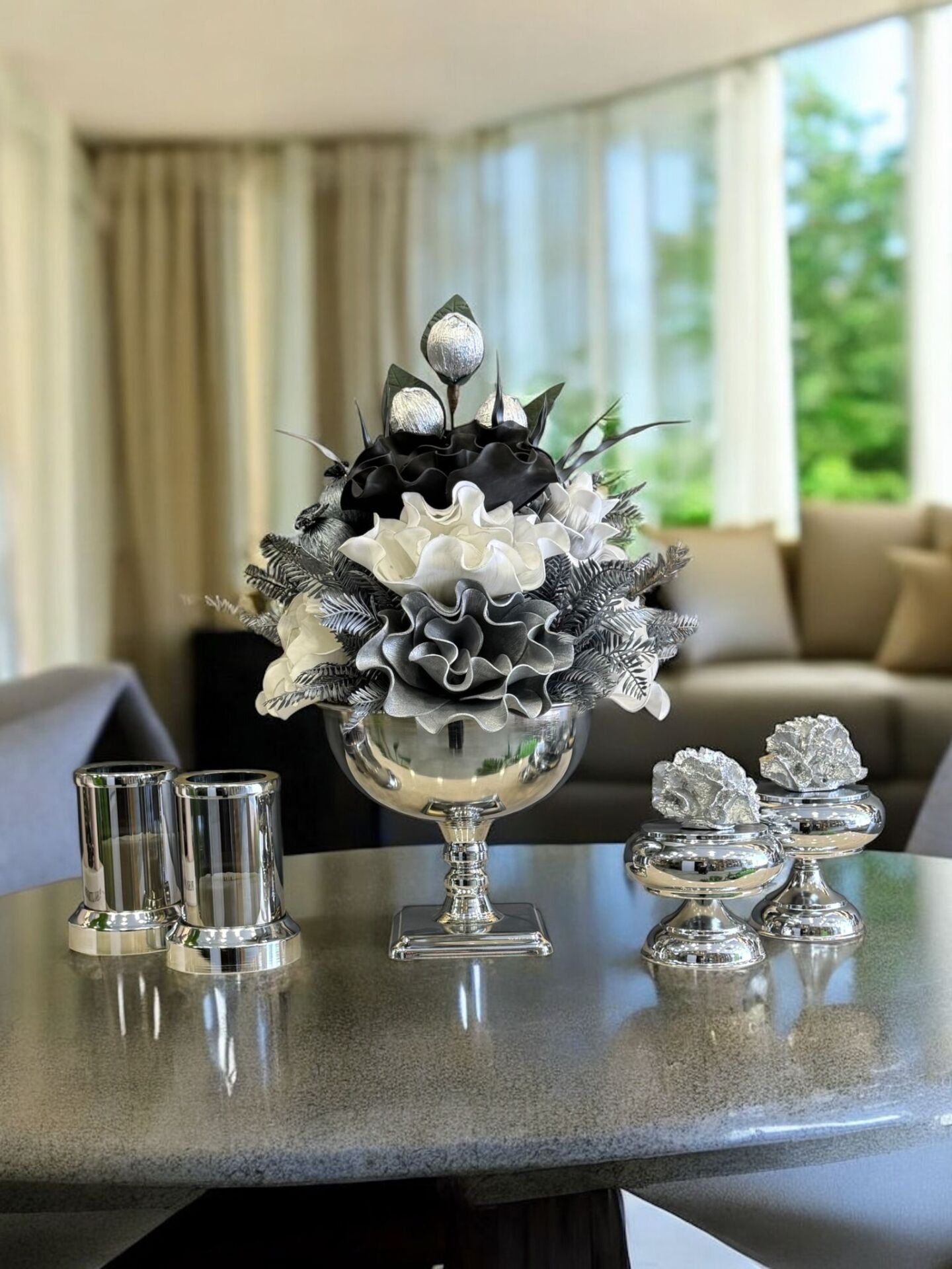 Lale Saksı Çiçek Aranjmanı & 2’li Mercan Ayaklı Kutu & 2’li Mumluk – 5 Parça Set (Gümüş)