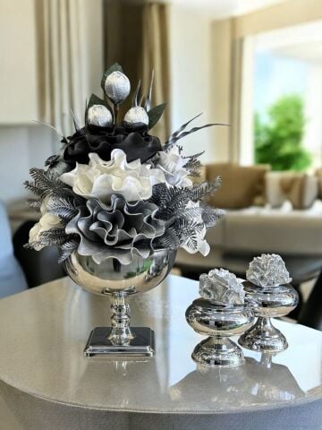 Lale Saksı Çiçek Aranjmanı & 2’li Mercan Ayaklı Kutu – 3 Parça Set (Gümüş)