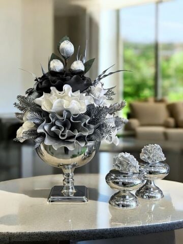 Lale Saksı Çiçek Aranjmanı & 2’li Mercan Ayaklı Kutu – 3 Parça Set (Gümüş)