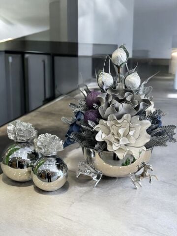 Atlı Saksı Çiçek Aranjmanı & 2'li Mercan Kutu 3 Parça Set Gümüş