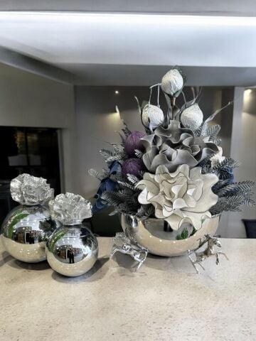 Atlı Saksı Çiçek Aranjmanı & 2'li Mercan Kutu 3 Parça Set Gümüş