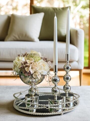 Zincir Tepsi, 2’li Metal Mumluk & Çiçek Aranjmanlı Vazo – 4 Parça Gümüş Set