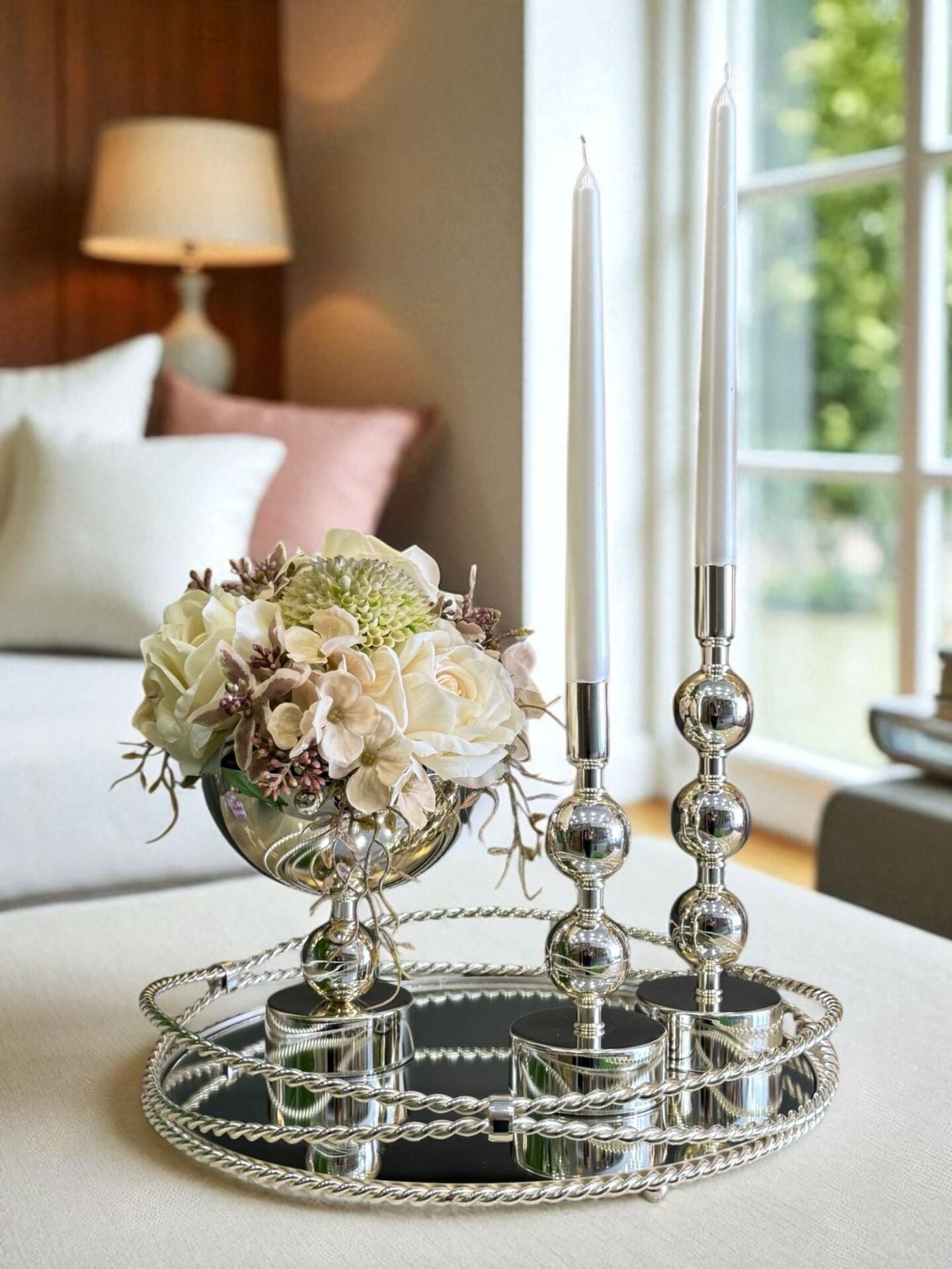 Zincir Tepsi, 2’li Metal Mumluk & Çiçek Aranjmanlı Vazo – 4 Parça Gümüş Set