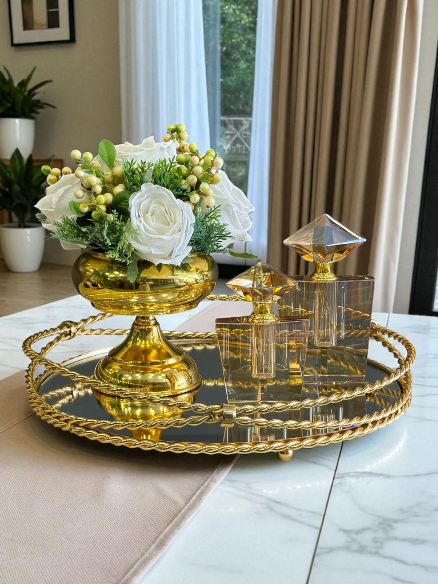 Zincir Tepsi, 2’li Kristal Cam Parfüm Şişesi & Çiçek Aranjmanı – 4 Parça Gold Set