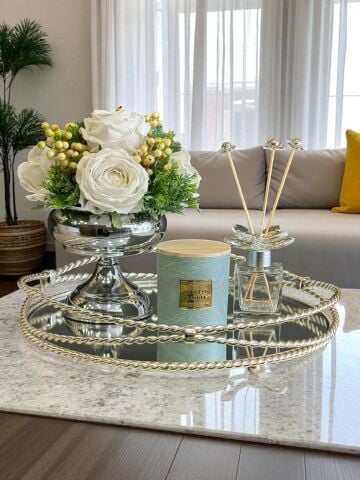 Zincir Tepsi, Koku Şişesi, Deri Bardak Kokulu Mum ve Çiçek Aranjmanı – 4 Parça Gümüş Set