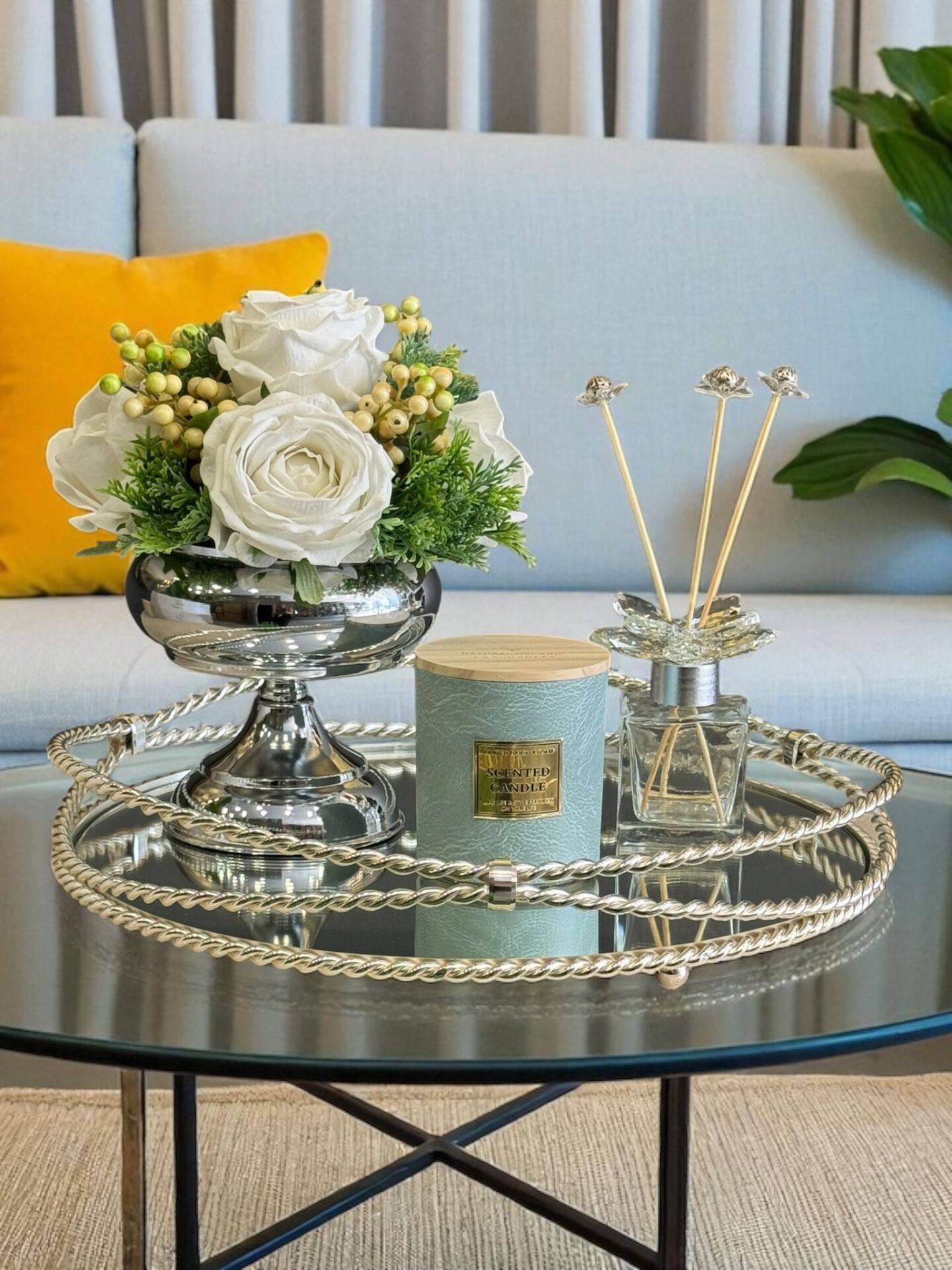 Zincir Tepsi, Koku Şişesi, Deri Bardak Kokulu Mum ve Çiçek Aranjmanı – 4 Parça Gümüş Set