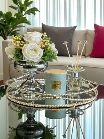 Zincir Tepsi, Koku Şişesi, Deri Bardak Kokulu Mum ve Çiçek Aranjmanı – 4 Parça Gümüş Set