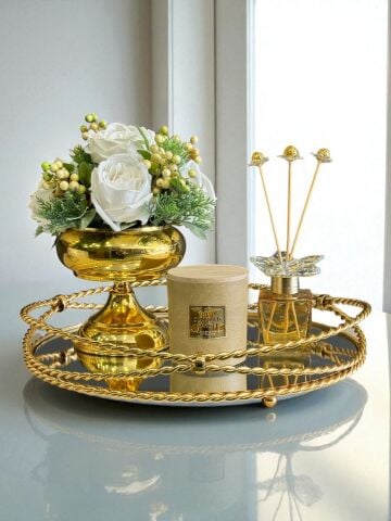 Zincir Tepsi, Koku Şişesi, Deri Bardak Kokulu Mum ve Çiçek Aranjmanı – 4 Parça Gold Set