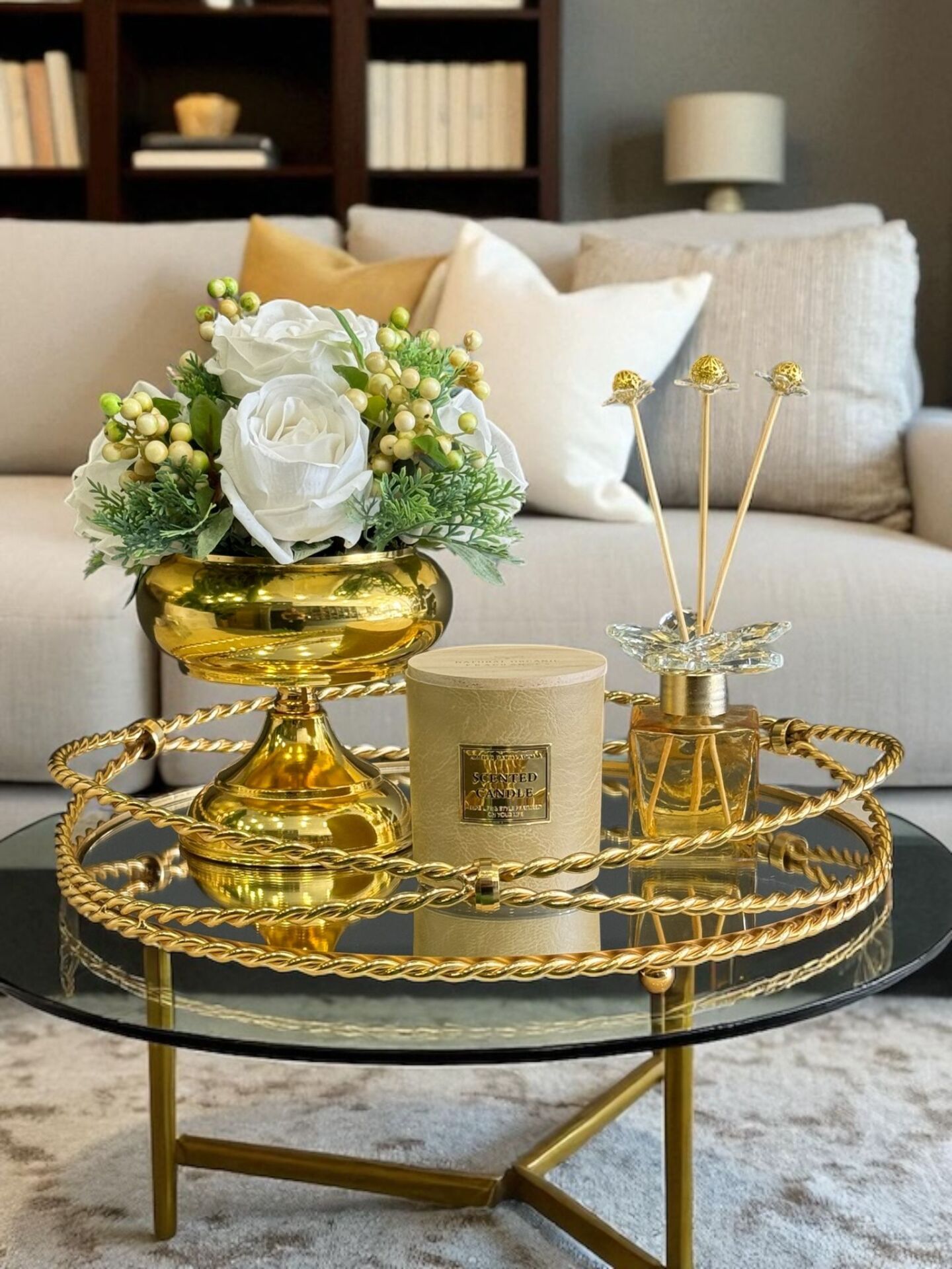 Zincir Tepsi, Koku Şişesi, Deri Bardak Kokulu Mum ve Çiçek Aranjmanı – 4 Parça Gold Set