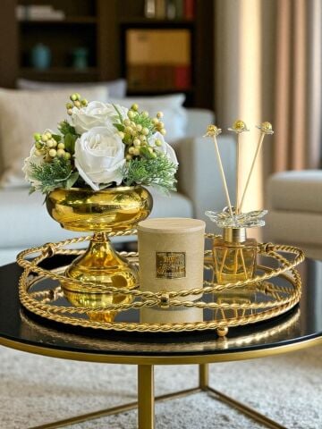 Zincir Tepsi, Koku Şişesi, Deri Bardak Kokulu Mum ve Çiçek Aranjmanı – 4 Parça Gold Set