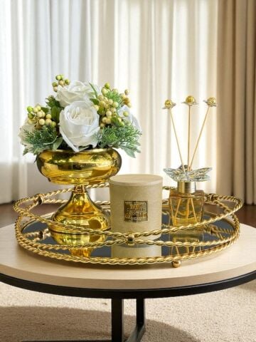 Zincir Tepsi, Koku Şişesi, Deri Bardak Kokulu Mum ve Çiçek Aranjmanı – 4 Parça Gold Set