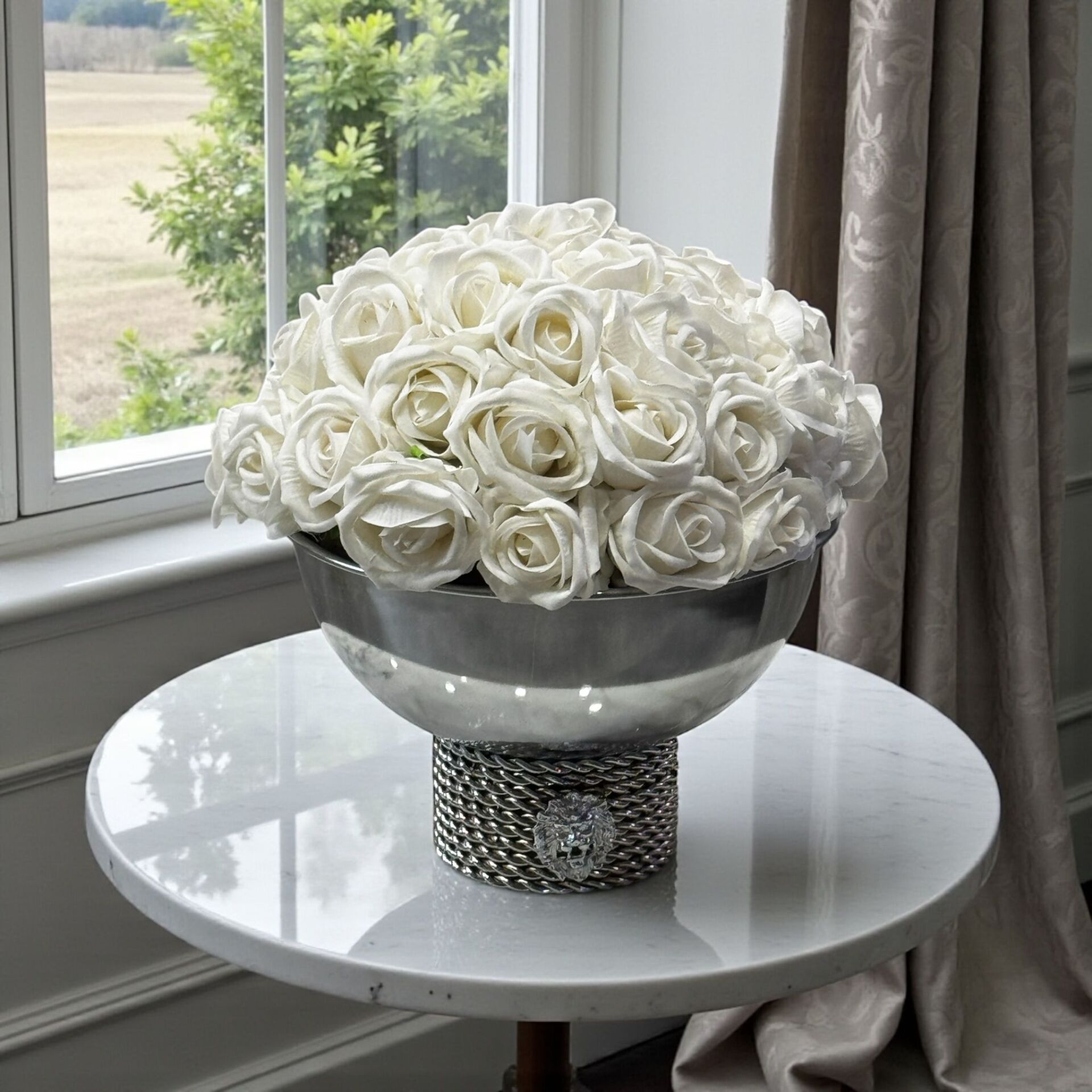 Tarzz Metal Vazo & 6 Demet Beyaz Gül Aranjmanı Gümüş