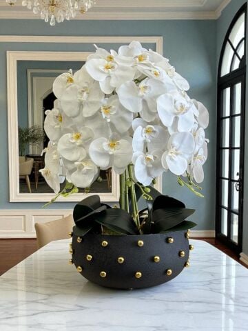 Metal Vazo Noktalı Orkide Aranjmanı – 7 Dallı