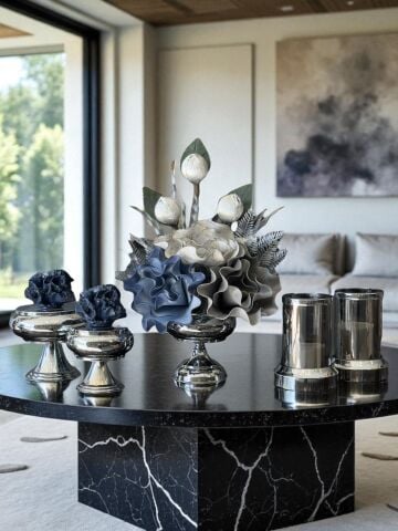 Çiçek Aranjmanı, Lacivert Mercan Kutular ve Mumluklar – Gümüş 5’li Set