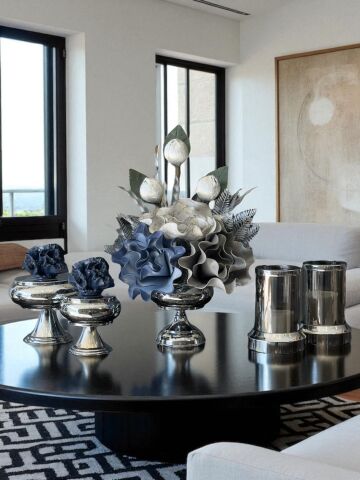 Çiçek Aranjmanı, Lacivert Mercan Kutular ve Mumluklar – Gümüş 5’li Set