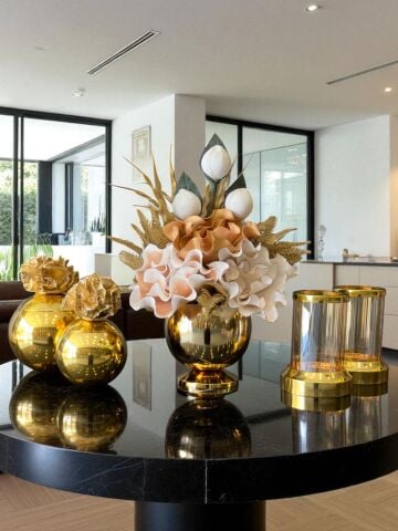 Çiçek Aranjmanı, Gold Mercan Kutular ve Mumluklar – Gold 5’li Set