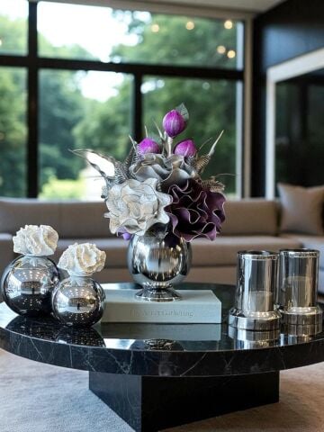 Çiçek Aranjmanı, Beyaz Mercan Kutular ve Mumluklar – Gümüş 5’li Set