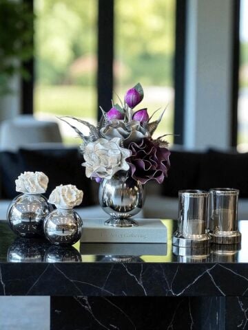 Çiçek Aranjmanı, Beyaz Mercan Kutular ve Mumluklar – Gümüş 5’li Set