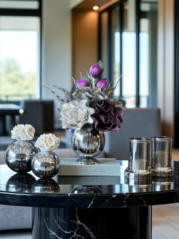 Çiçek Aranjmanı, Beyaz Mercan Kutular ve Mumluklar – Gümüş 5’li Set