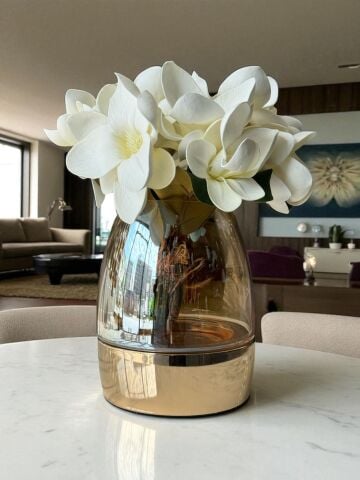 Metal Küçük Cam Vazo ve 2 Buket Manolya Aranjmanı – Rosegold