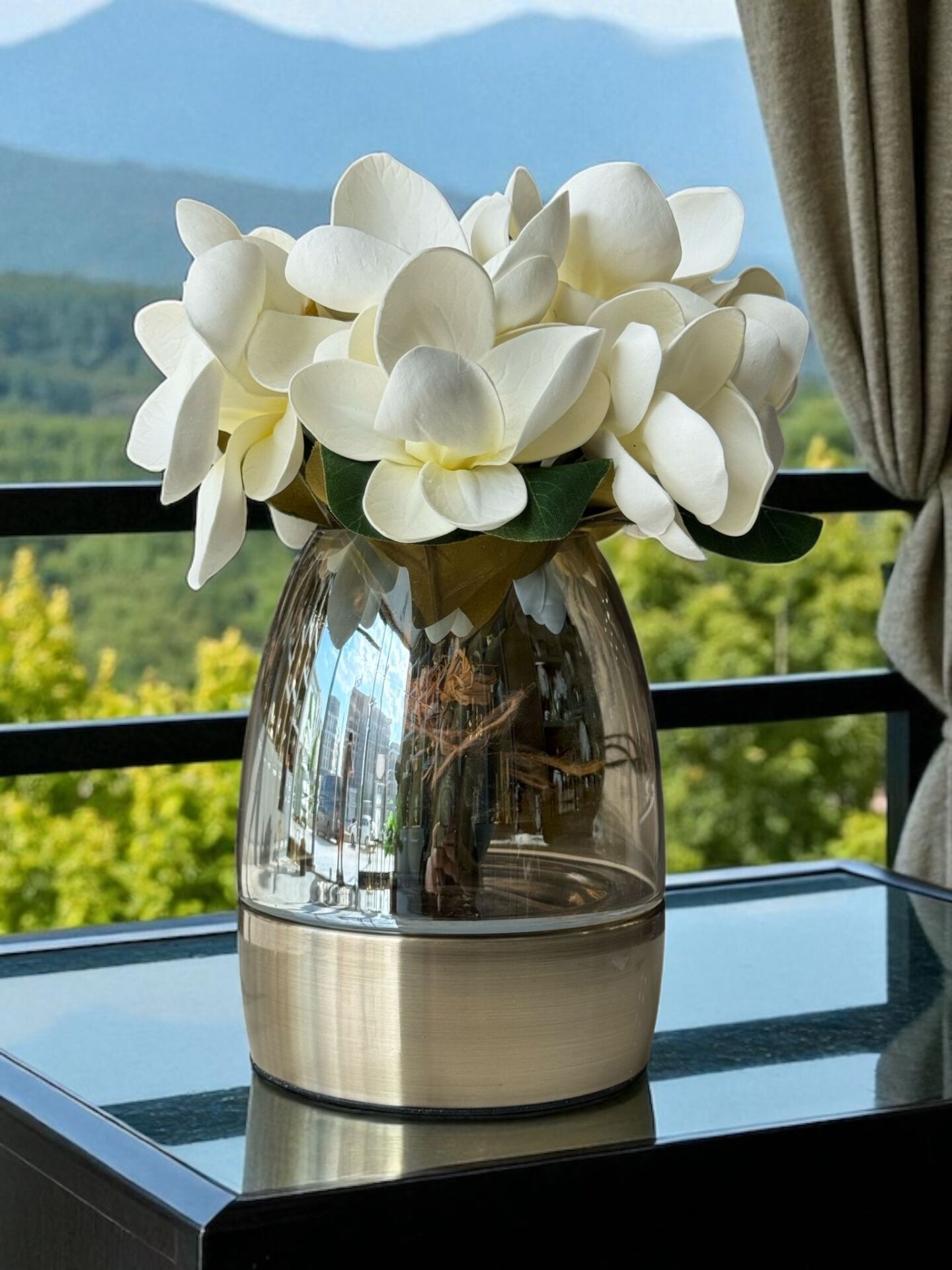 Metal Büyük Cam Vazo ve 2 Buket Manolya Aranjmanı – Eskitme