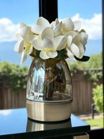 Metal Küçük Cam Vazo ve 2 Buket Manolya Aranjmanı – Eskitme