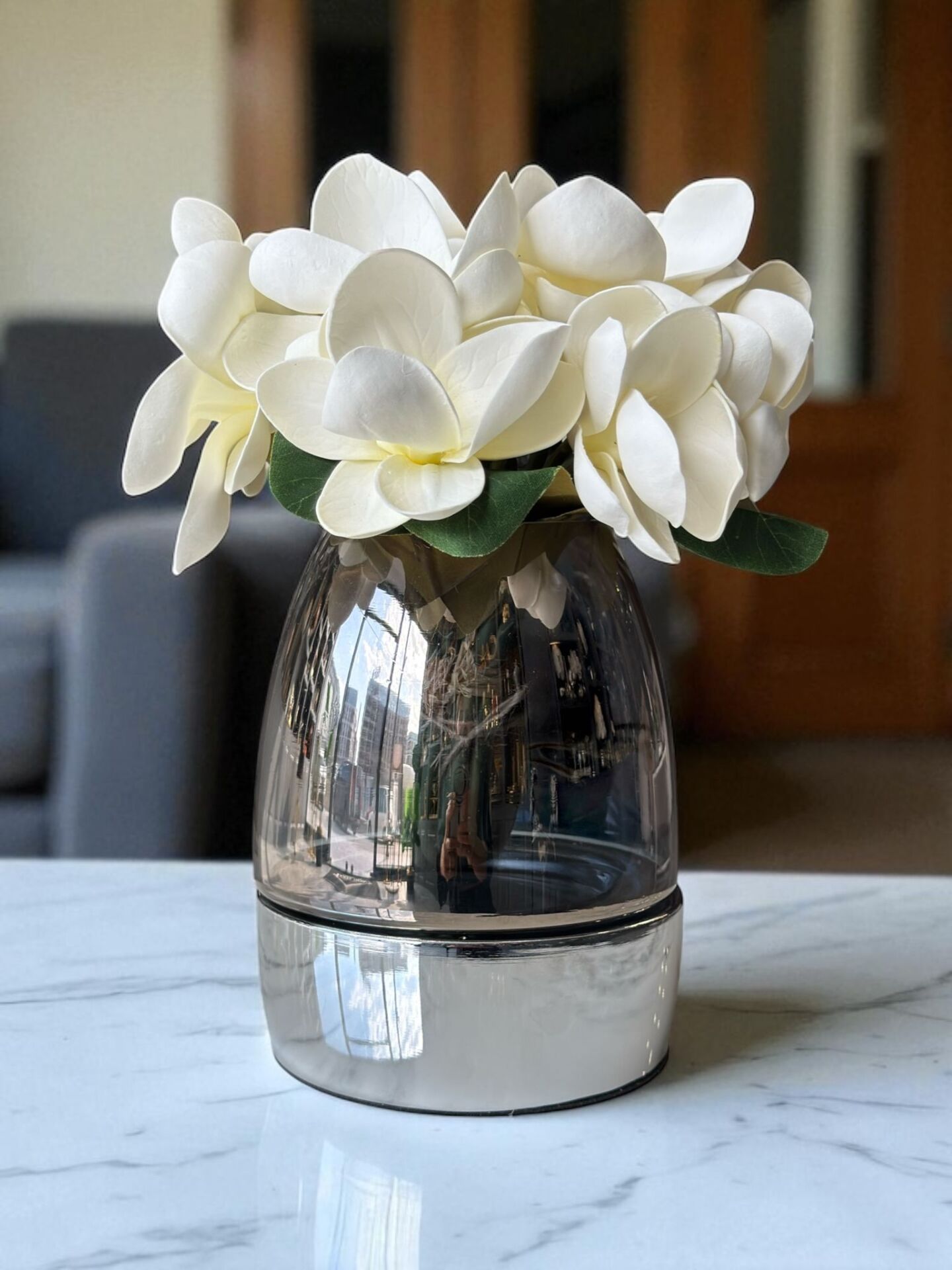 Metal Büyük Cam Vazo ve 2 Buket Manolya Aranjmanı – Gümüş