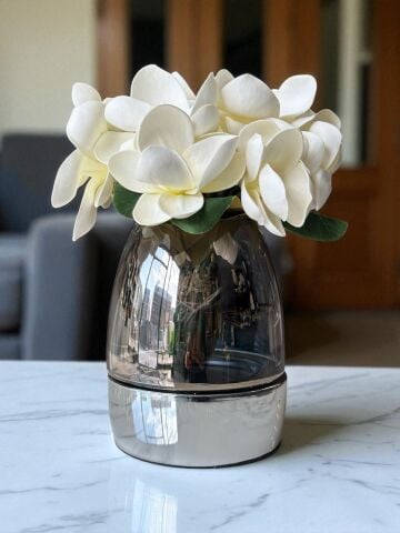 Metal Küçük Cam Vazo ve 2 Buket Manolya Aranjmanı – Gümüş