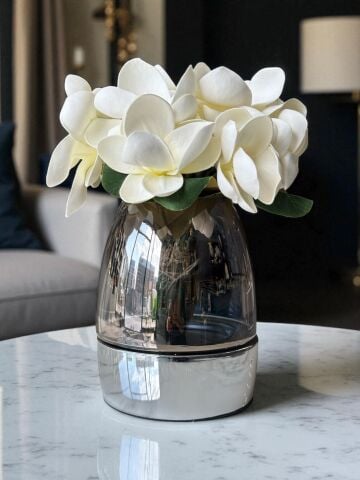 Metal Küçük Cam Vazo ve 2 Buket Manolya Aranjmanı – Gümüş