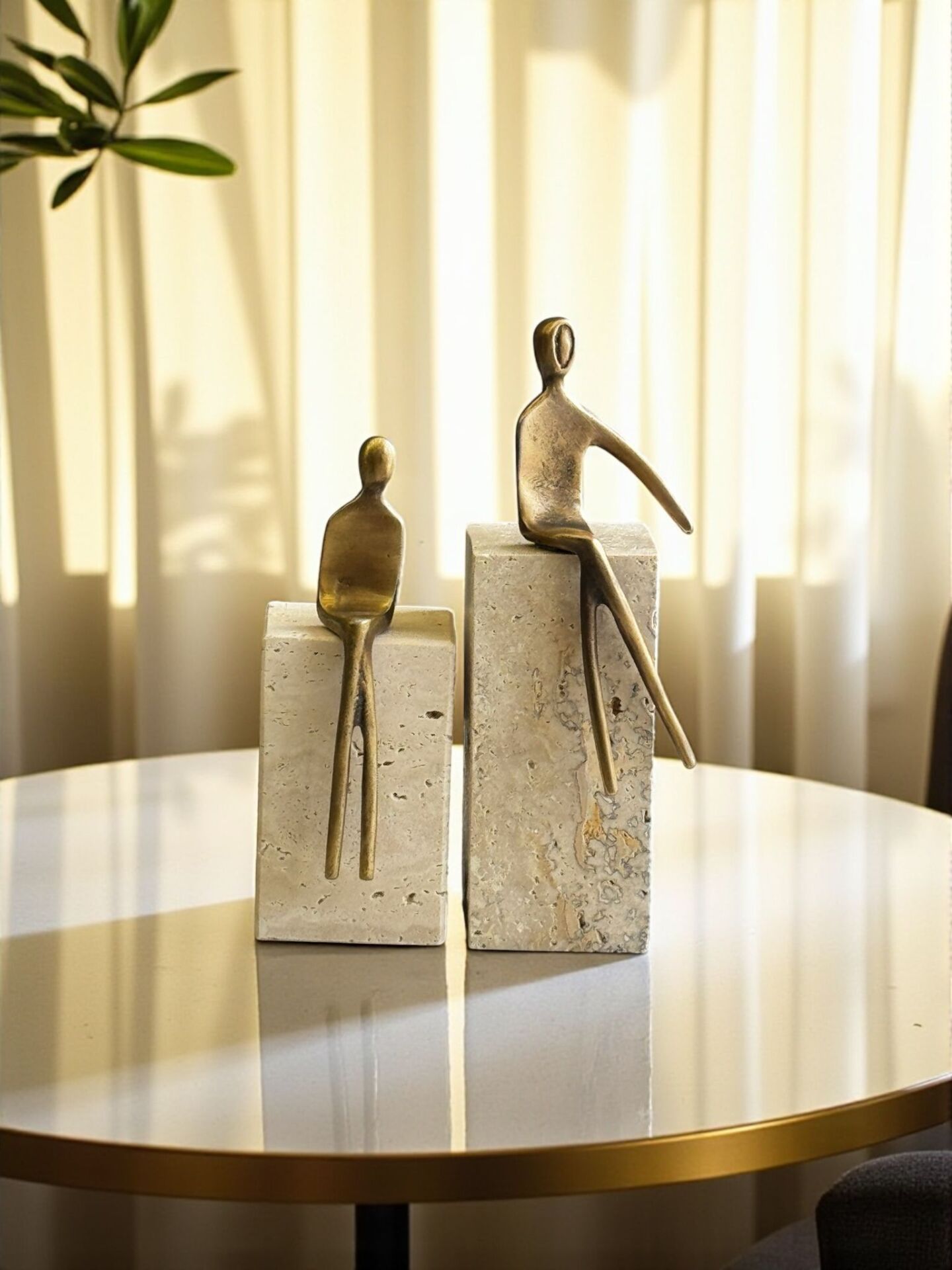 2'li Traverten Oturan Adam