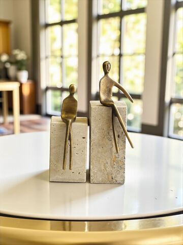 2'li Traverten Oturan Adam