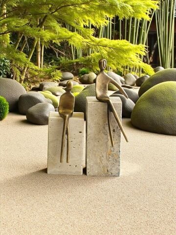 2'li Traverten Oturan Adam