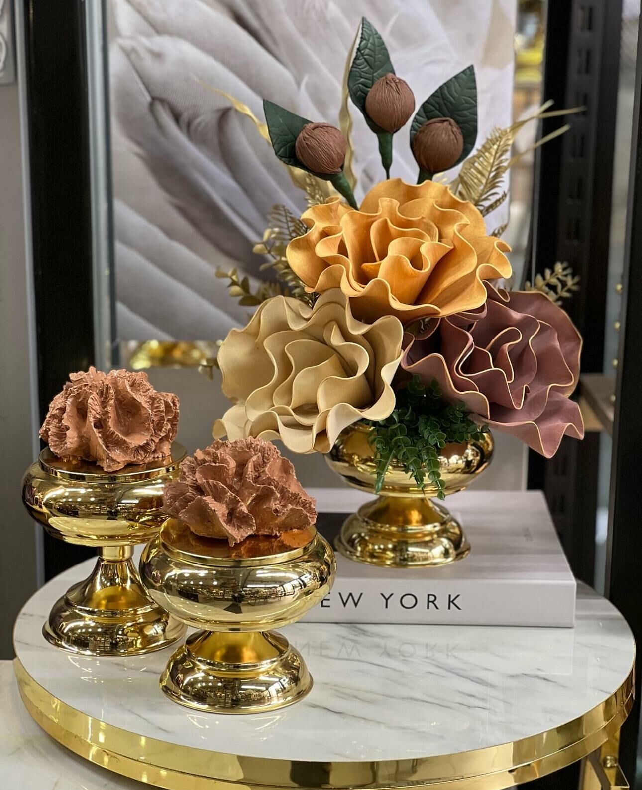 Dekoratif Çiçek Aranjmanı & 2'li Mercan Ayaklı Kutu – 3 Parça Gold / Tarçın Set