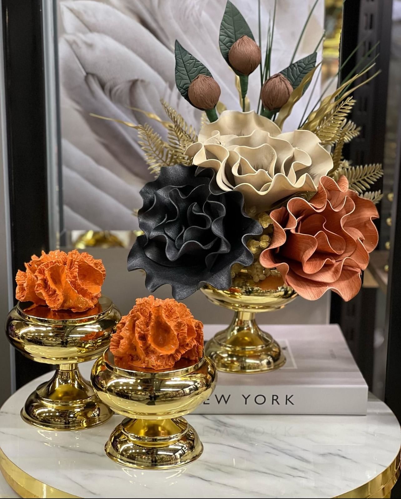 Dekoratif Çiçek Aranjmanı & 2'li Mercan Ayaklı Kutu – 3 Parça Gold / Turuncu Set