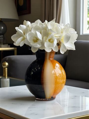 Tombul Cam Vazo Mix Manolya Aranjmanı – Siyah & Amber