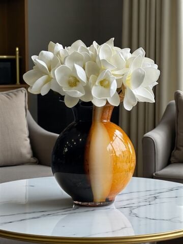 Tombul Cam Vazo Mix Manolya Aranjmanı – Siyah & Amber