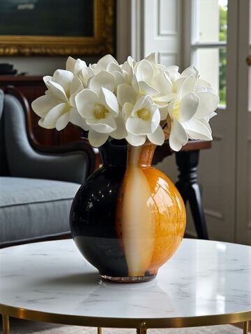 Tombul Cam Vazo Mix Manolya Aranjmanı – Siyah & Amber