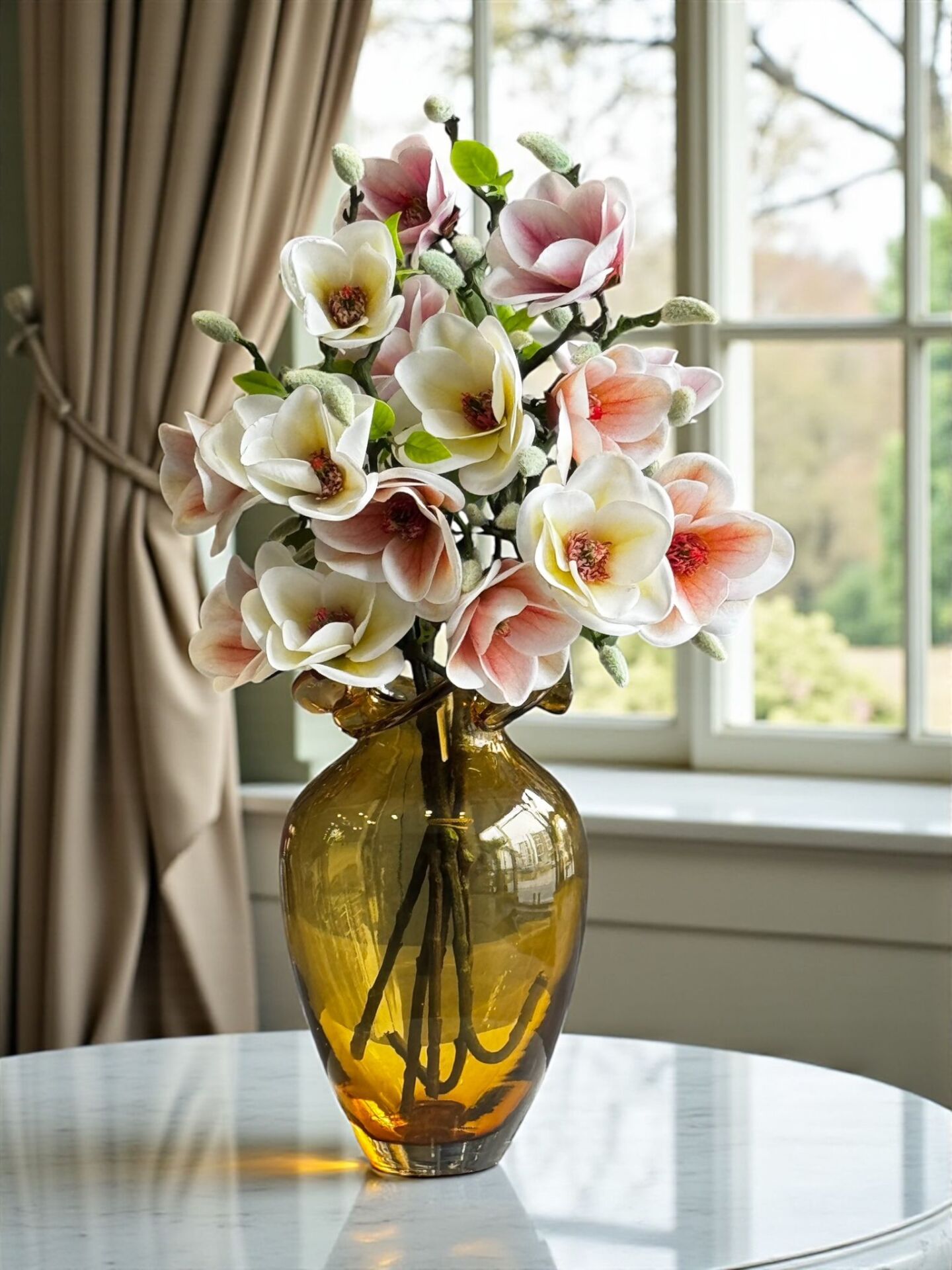 Büyük Cam Vazo Amber Mix Manolya Aranjmanı 6’lı