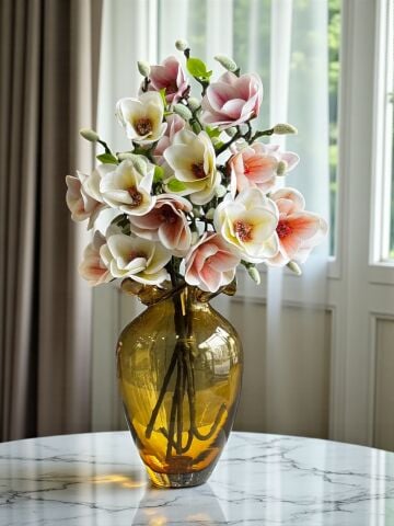 Büyük Cam Vazo Amber Mix Manolya Aranjmanı 6’lı