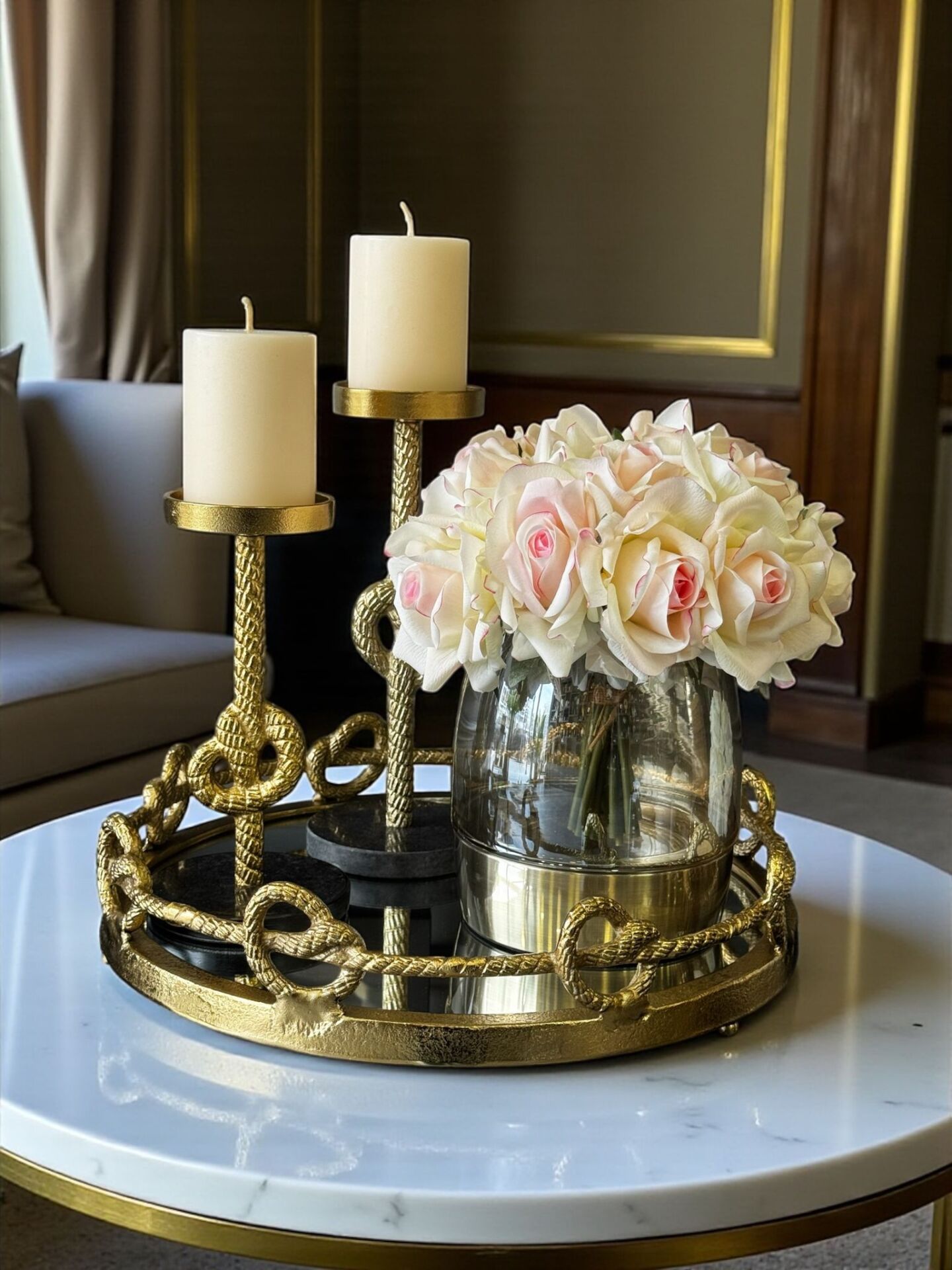 Halat Tepsi, B. Cam Vazo 3’lü Gül Aranjmanı & 2’li Mumluk + Mum – Gold