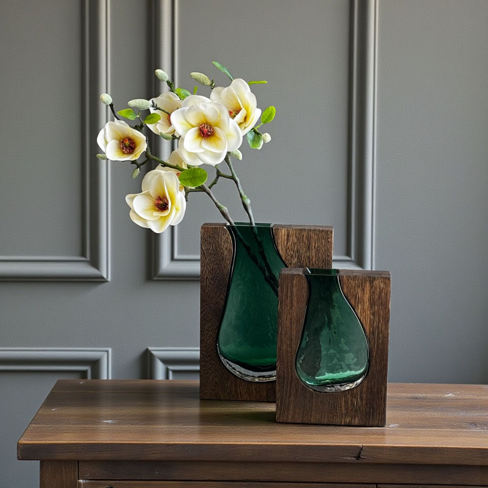 Ahşap Detaylı 2’li Yeşil Cam Vazo & Dal Manolya Aranjmanı 2'li