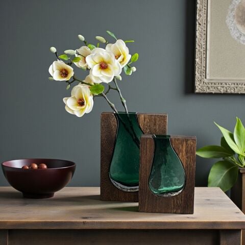 Ahşap Detaylı 2’li Yeşil Cam Vazo & Dal Manolya Aranjmanı 2'li