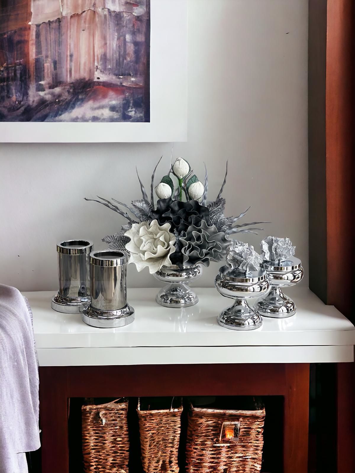 Dekoratif Çiçek Aranjmanı, 2'li Mercan Ayaklı Kutu & 2'li Mumluk – 5 Parça Gümüş Set