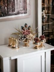 Dekoratif Çiçek Aranjmanı, Tarçın Mercan Ayaklı Kutu & 2'li Mumluk – 5 Parça Rosegold Set