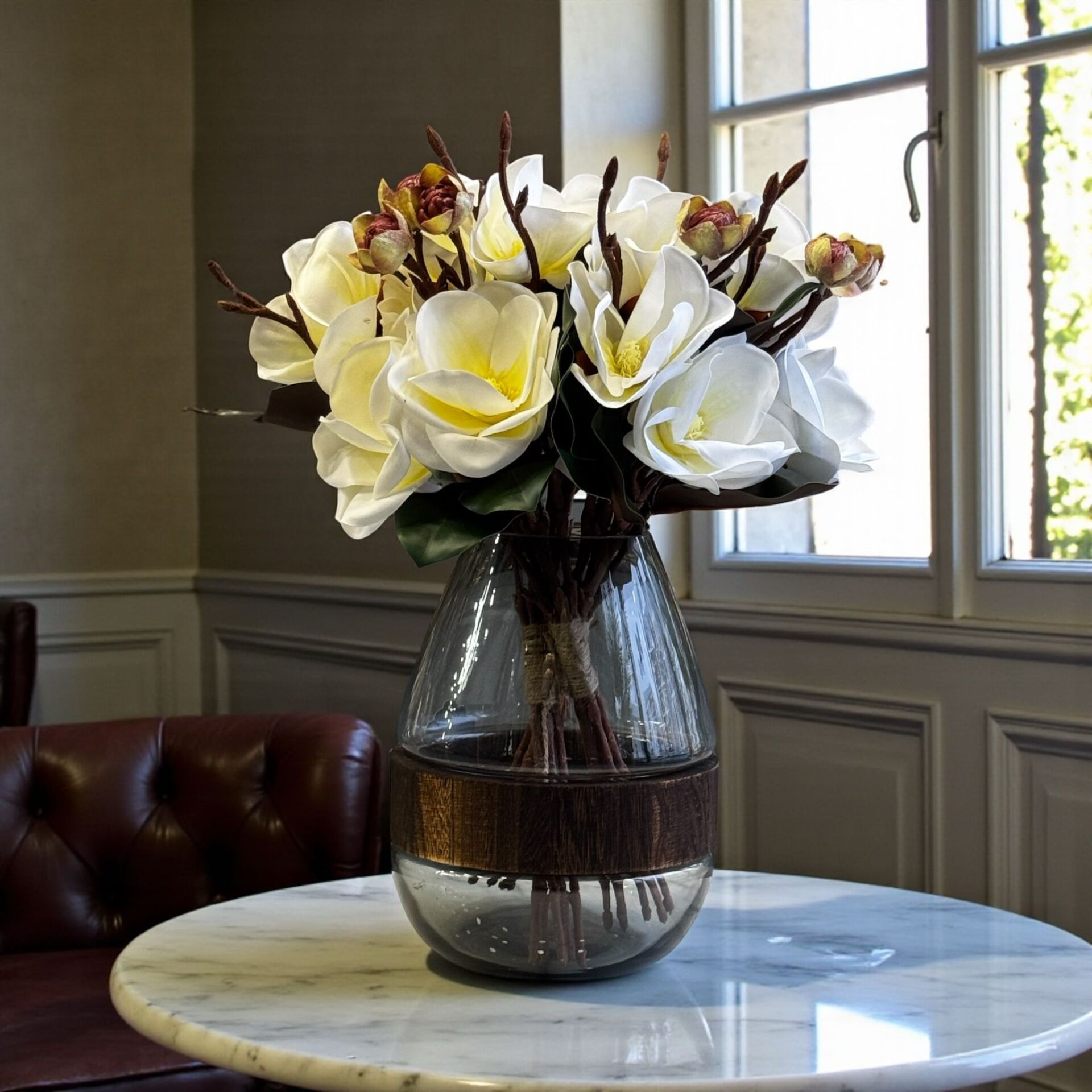 Ahşap Detaylı Füme Vazo & 3’lü Manolya Aranjmanı