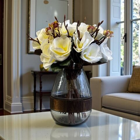 Ahşap Detaylı Füme Vazo & 3’lü Manolya Aranjmanı