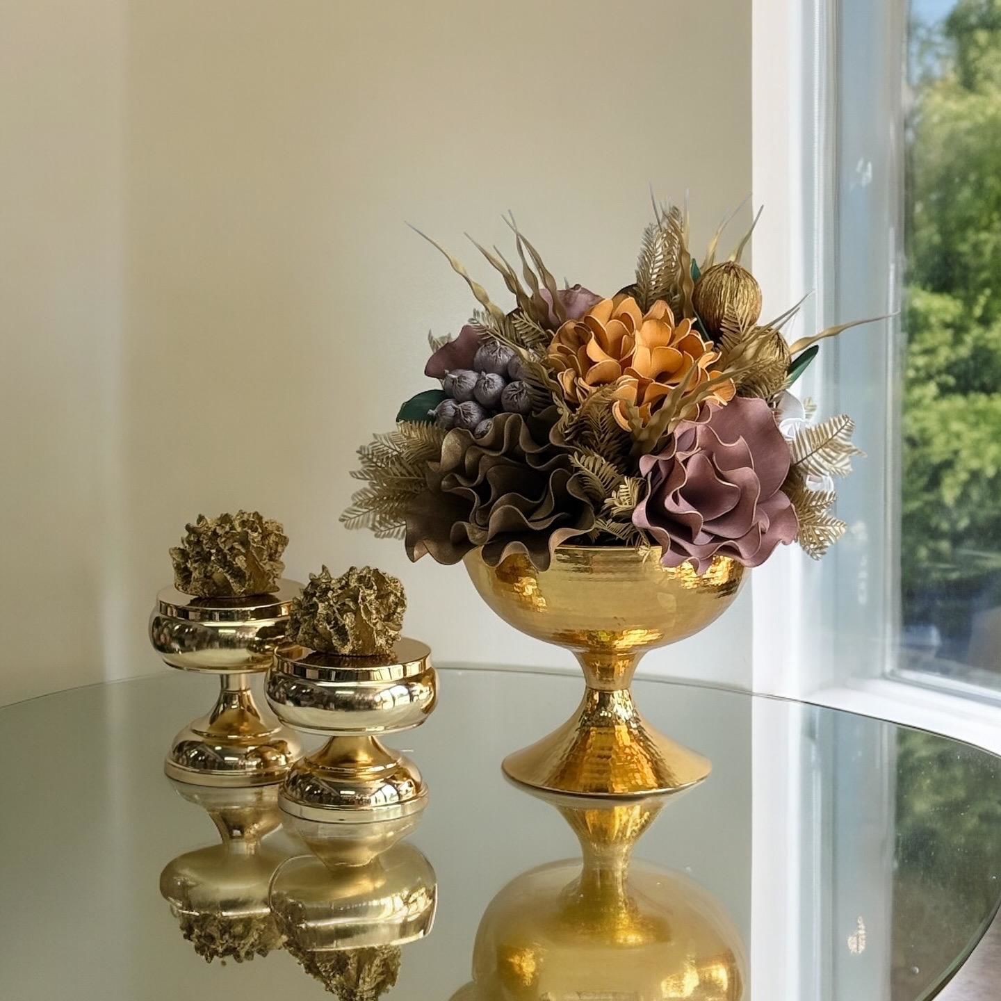 Dekoratif Darbeli Saksı Çiçek Aranjmanı & 2'li Mercan Ayaklı Kutu 3 Parça Set Gold